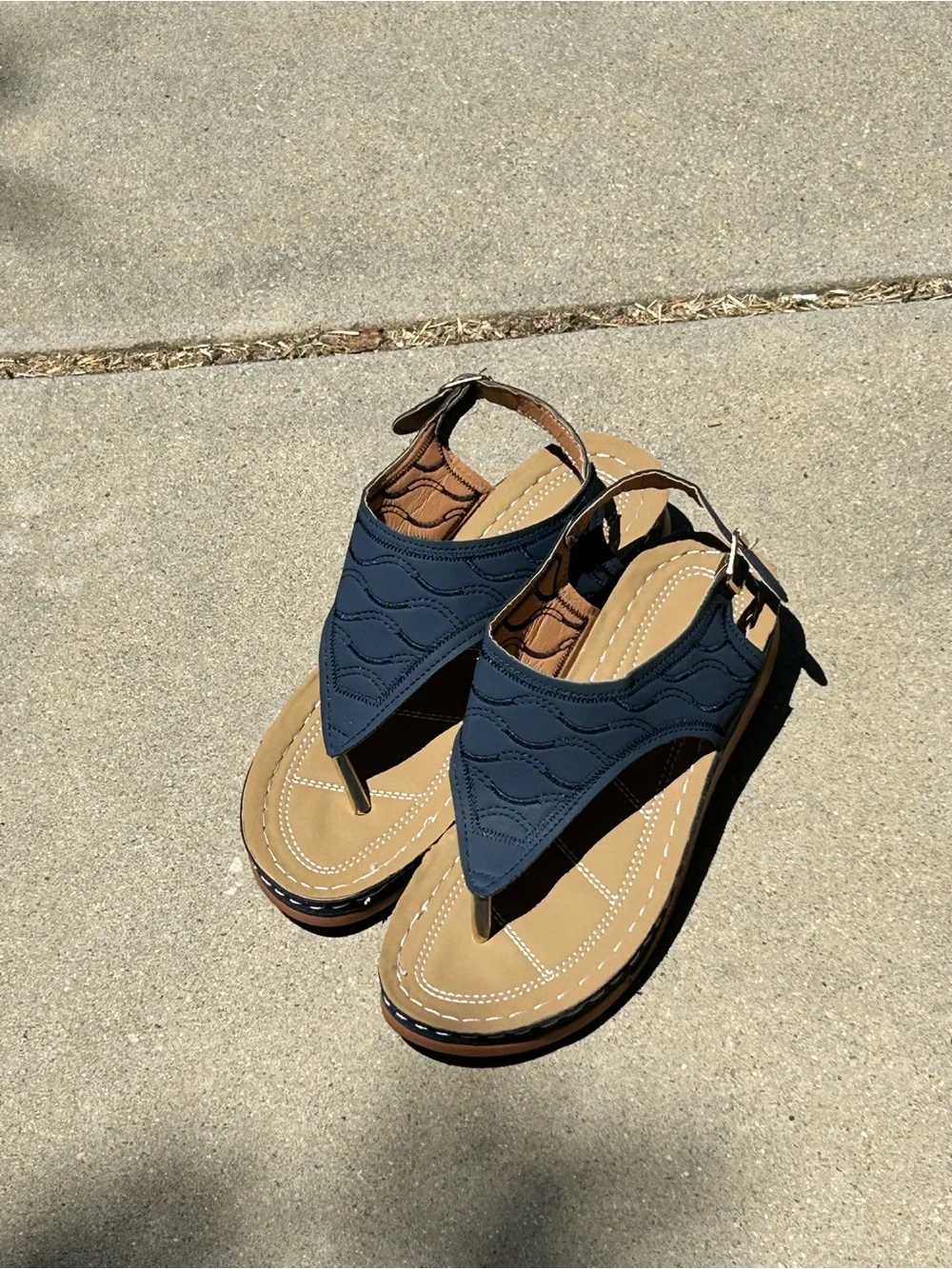 Women's Navy Thong Sandals with Tan Footbed and Back Strap new with out tag